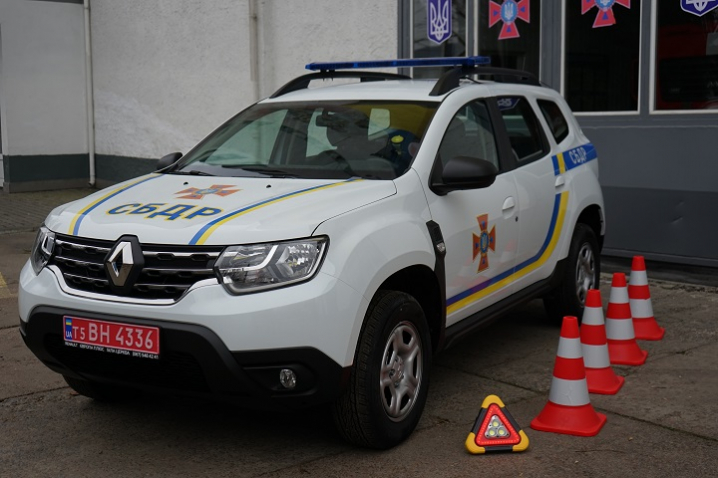 Буковинські рятувальники отримали новий автомобіль «Renault Duster» Буковинські рятувальники отримали новий автомобіль «Renault Duster»