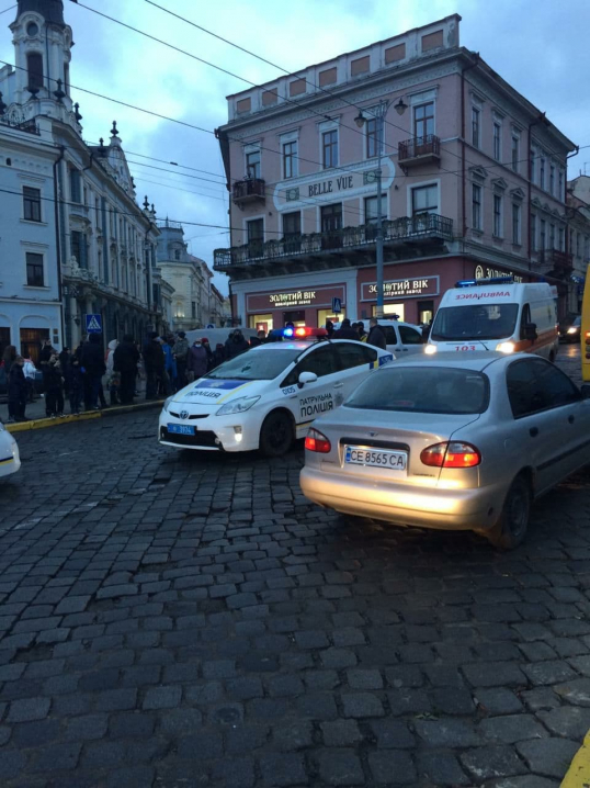 У Чернівцях біля міської ради авто патрульної поліції збило жінку(ФОТО)