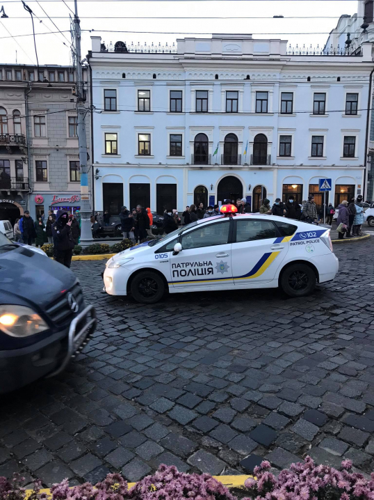 У Чернівцях біля міської ради авто патрульної поліції збило жінку(ФОТО)