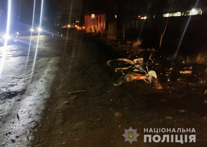 Збив велосипедиста і втік: поліцейські розшукують винуватця ДТП у Чернівцях