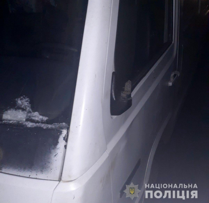 На Кельменеччині пішохід потрапив під колеса мікроавтобусу: 86-річний чоловік у лікарні