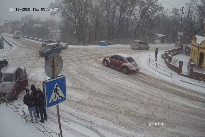 ДТП на Глибоччині: зіткнулися дві автівки