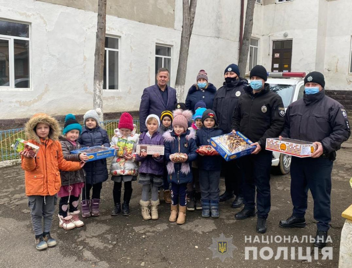Буковинські поліцейські привітали дітей з Днем Святого Миколая