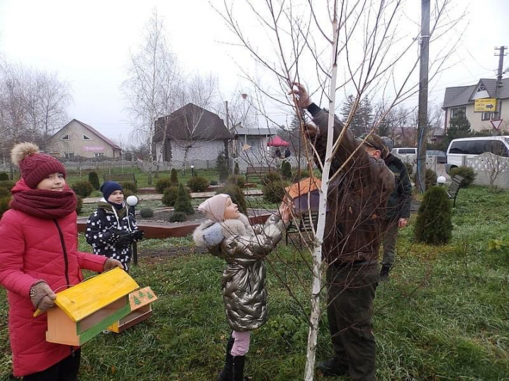 На Сокирянщині діти долучилися до акції «Нагодуй птахів взимку»