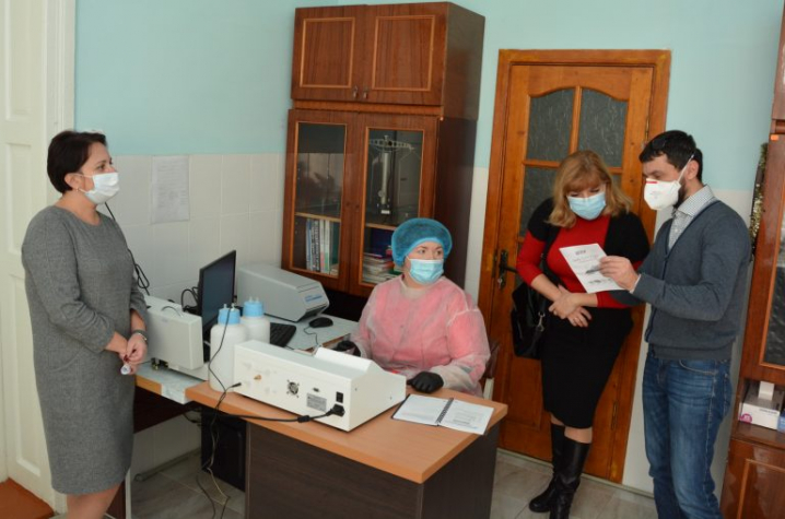 Чернівці отримали обладнання для проведення аналізу на наявність антитіл до COVID-19