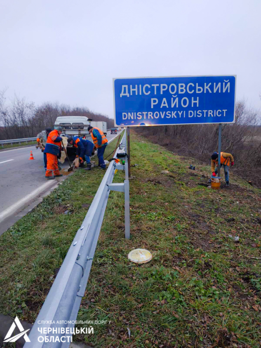 На дорогах Буковини оновлюють інформаційні знаки На дорогах Буковини оновлюють інформаційні знаки