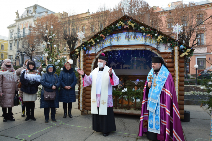 У центрі Чернівців освятили Різдвяну шопку