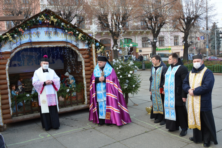 У центрі Чернівців освятили Різдвяну шопку