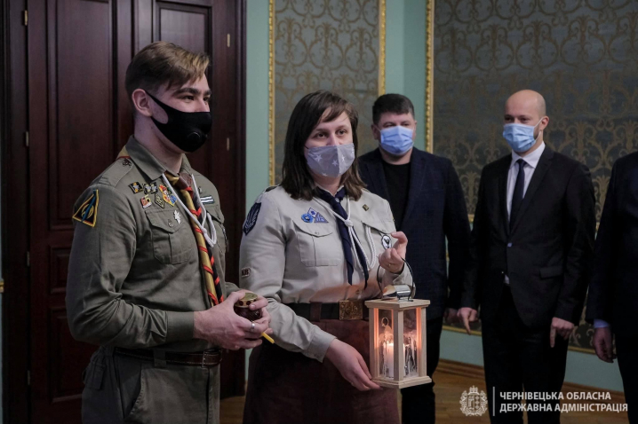 Пластуни передали Чернівецькій ОДА Вифлеємський вогонь миру