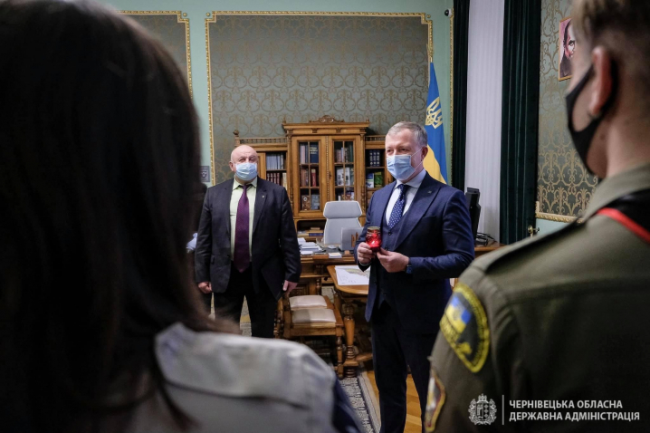 Пластуни передали Чернівецькій ОДА Вифлеємський вогонь миру