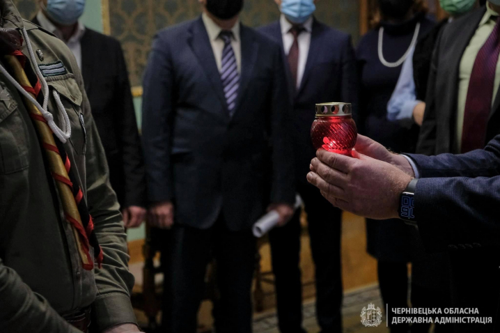 Пластуни передали Чернівецькій ОДА Вифлеємський вогонь миру