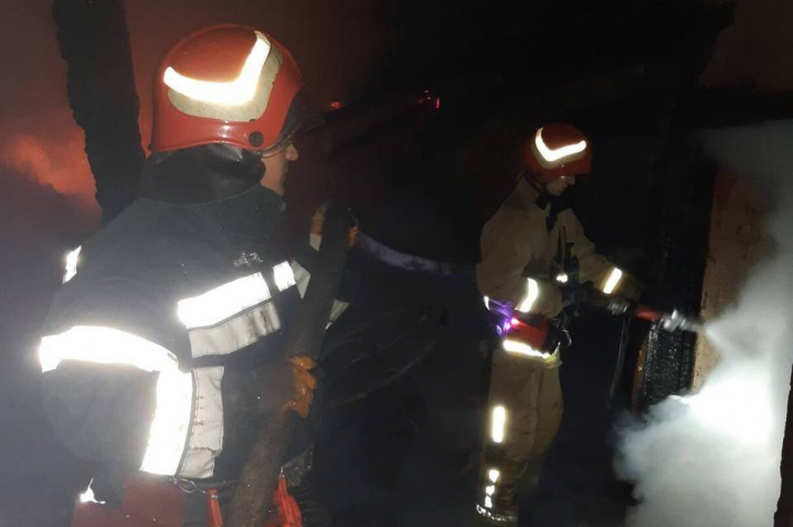 Сусіди помітили, що з будинку йде дим і горить кімната: на Кельменеччині у пожежі загинув чоловік