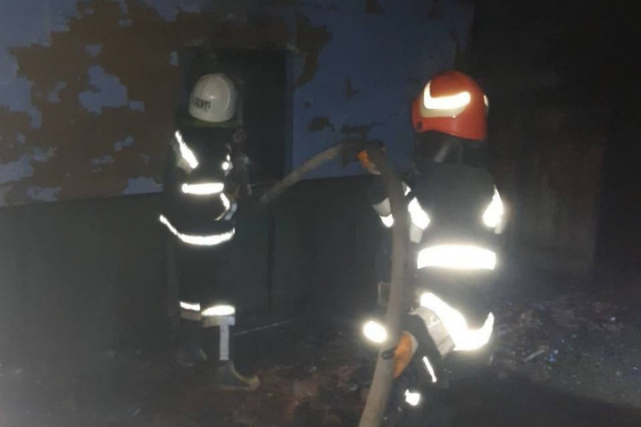 Сусіди помітили, що з будинку йде дим і горить кімната: на Кельменеччині у пожежі загинув чоловік