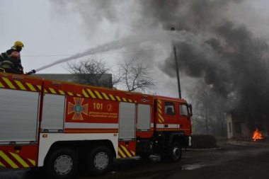 У Чернівцях рятувальники провели навчання з використання нових пожежних автоцистерн