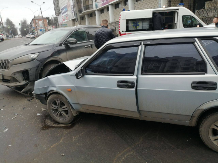 У Чернівцях аварія з потерпілими: чоловіка госпіталізували