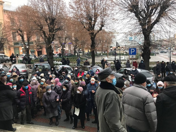 Чернівчани вийшли на протест проти локдауну