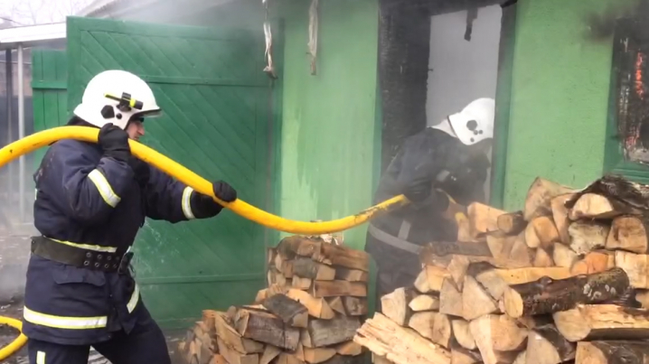 У місті Сторожинець вогонь з господарської будівлі перекинувся на літню кухню