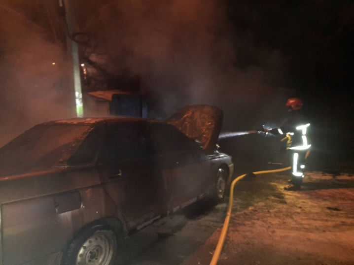 У Чернівцях горів гараж: від вогню врятували авто