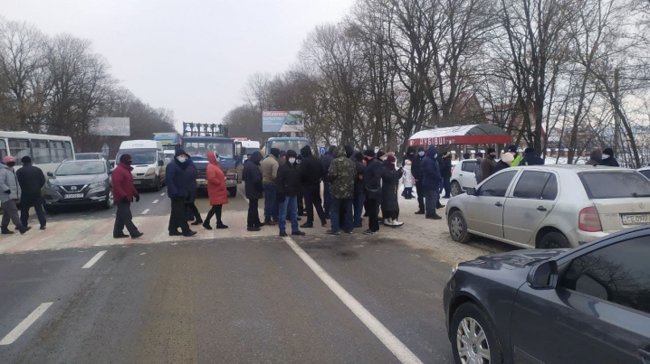Тарифний протест: на Буковині люди знову перекрили рух транспорту