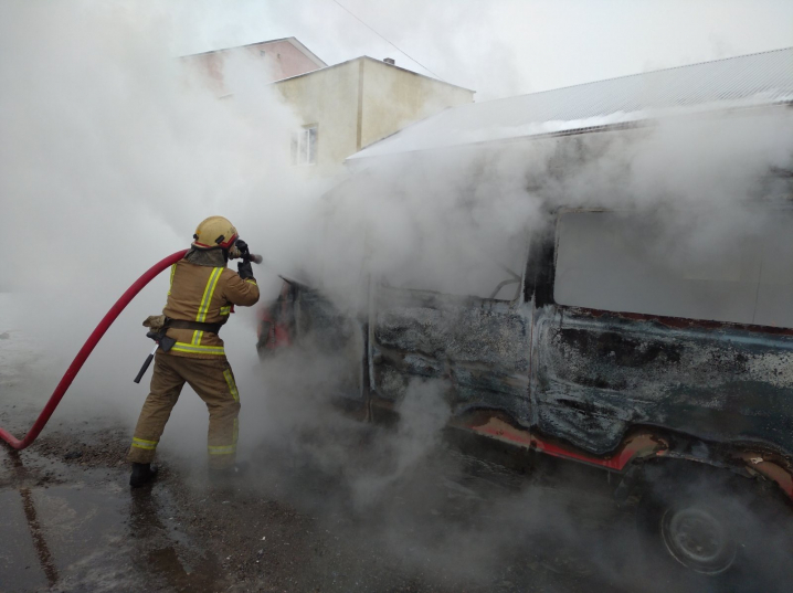 У Чернівцях згорів мікроавтобус «Mercedes-Benz»