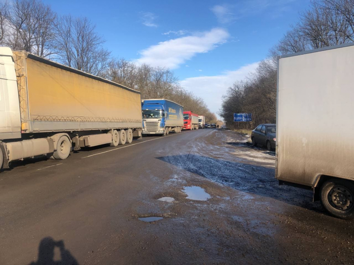 На Заставнівщині буковинці перекрили рух транспорту через тарифи на газ На Заставнівщині буковинці перекрили рух транспорту через тарифи на газ