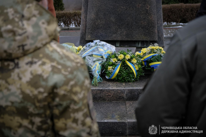 У Чернівцях голова ОДА Сергій Осачук вшанував пам’ять героїв, що віддали життя за незалежність України