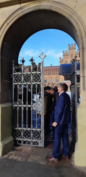 «Виглядають краще, ніж до аварії»: в Чернівцях відновили ворота Чернівецького національного університету