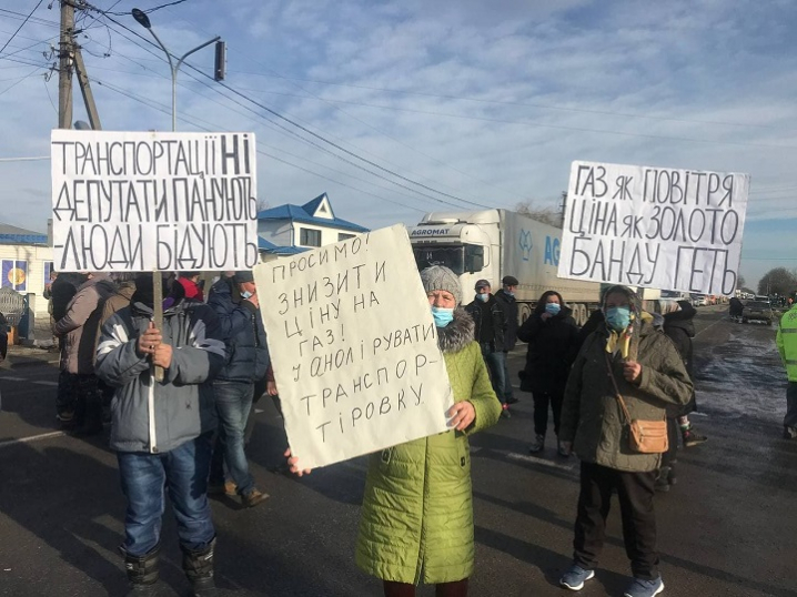 Тарифний протест: у селі Берегомет люди перекрили дорогу(ВІДЕО, ФОТО)