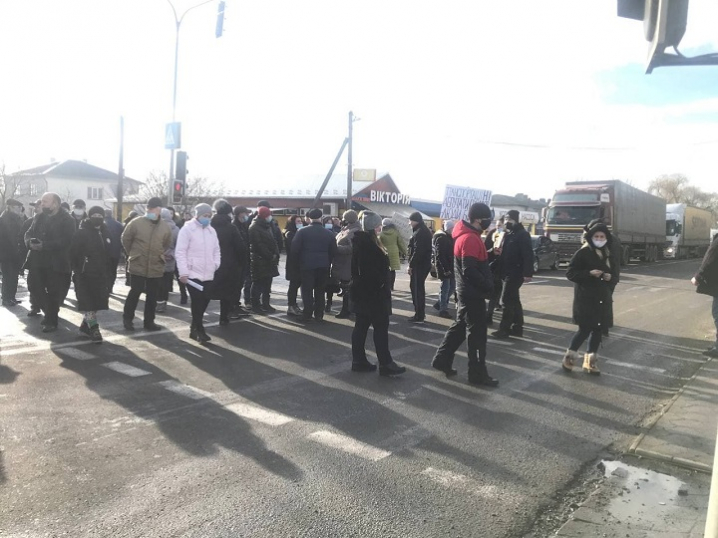 Тарифний протест: у селі Берегомет люди перекрили дорогу(ВІДЕО, ФОТО)
