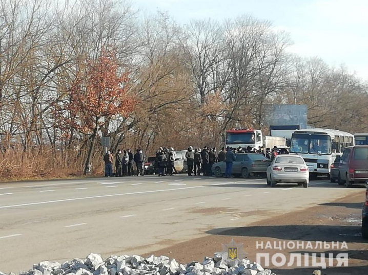 У селі Дубівці буковинці перекрили дорогу через тарифи на газ