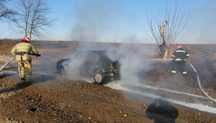 У Чернівецькій області під час руху горів автомобіль: водія госпіталізували У Чернівецькій області під час руху горів автомобіль: водія госпіталізували