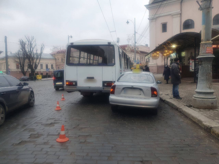 ДТП на зупинці громадського транспорту: у Чернівцях зіткнулись маршрутка і таксі