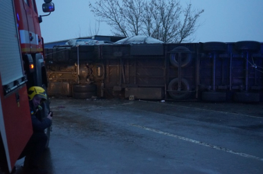 На Буковині відбуксирували вантажівку, яка перекинулась внаслідок аварії