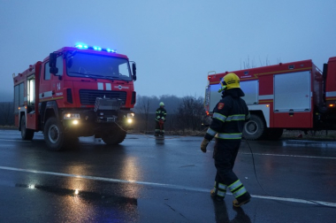 На Буковині відбуксирували вантажівку, яка перекинулась внаслідок аварії