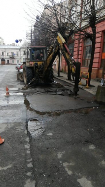 У Чернівцях на вулиці Міцкевича проводять ремонтні роботи по ліквідації витоку з розподільчої мережі