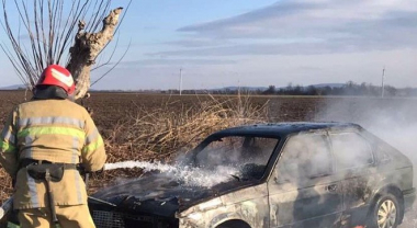 У Чернівецькій області  під час руху горів автомобіль: водія госпіталізували