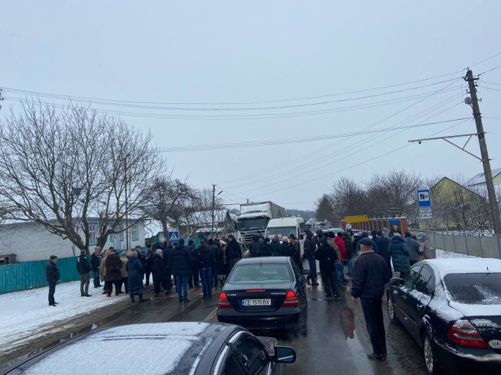 Хвиля тарифних протестів на Буковині: жителі Оршівців перекрили рух транспорту
