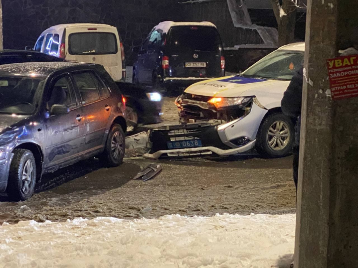 У Чернівцях поліцейська автівка в`їхала у легковик У Чернівцях поліцейська автівка в`їхала у легковик