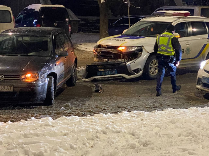 У Чернівцях поліцейська автівка в`їхала у легковик У Чернівцях поліцейська автівка в`їхала у легковик