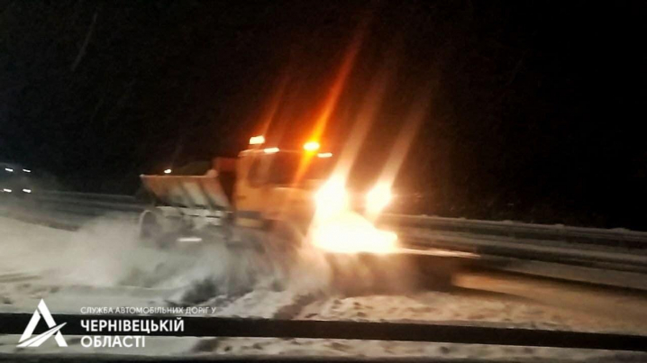 Чернівці засипає снігом: мешканці міста скаржаться на нерозчищені дороги