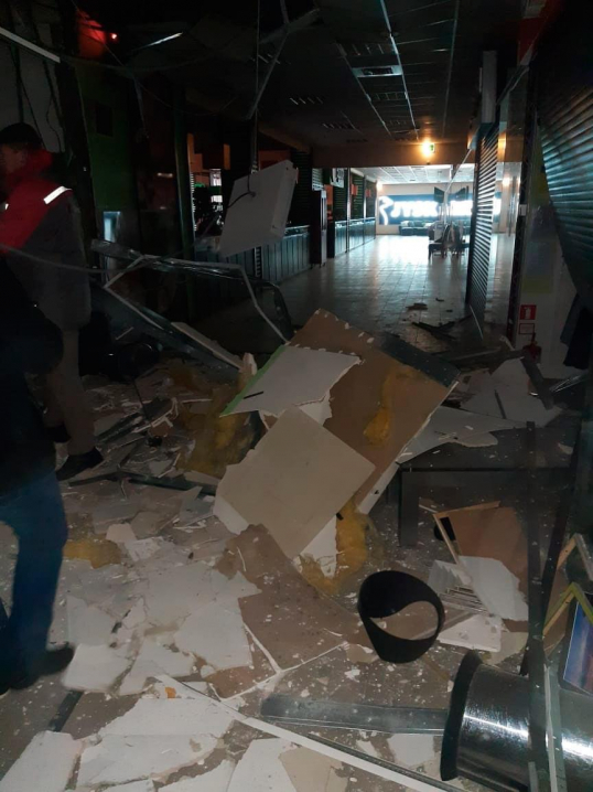 Поліція встановлює обставини вибуху в торговому центрі у Чернівцях
