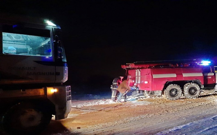 На Буковині  три вантажівки застрягли у снігу і перекрили рух для інших автівок
