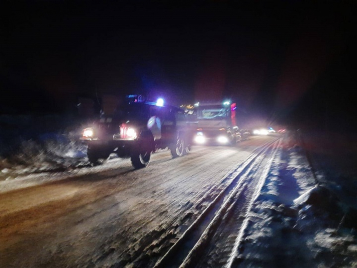 На Буковині  три вантажівки застрягли у снігу і перекрили рух для інших автівок