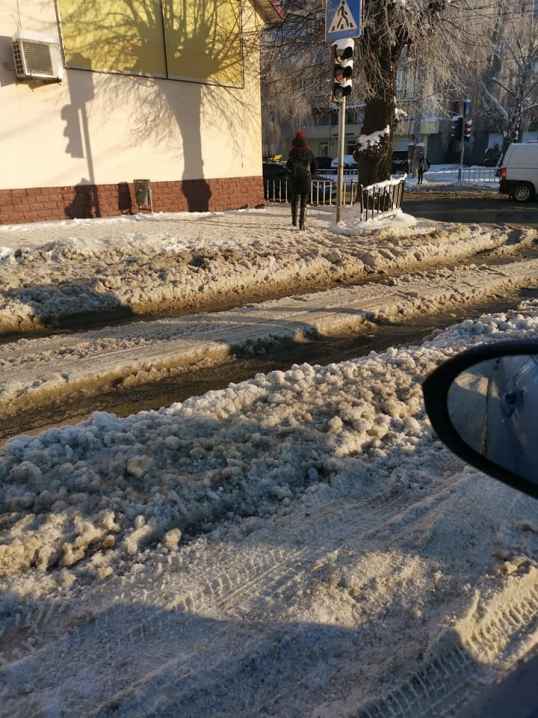 Чернівчани обурені неспроможністю нової влади почистити від снігу дороги та тротуари