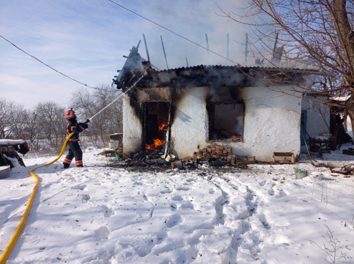 На Новоселиччині через коротке замкнення згорів будинок