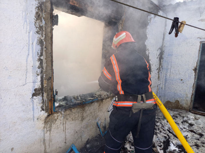 На Новоселиччині через коротке замкнення згорів будинок