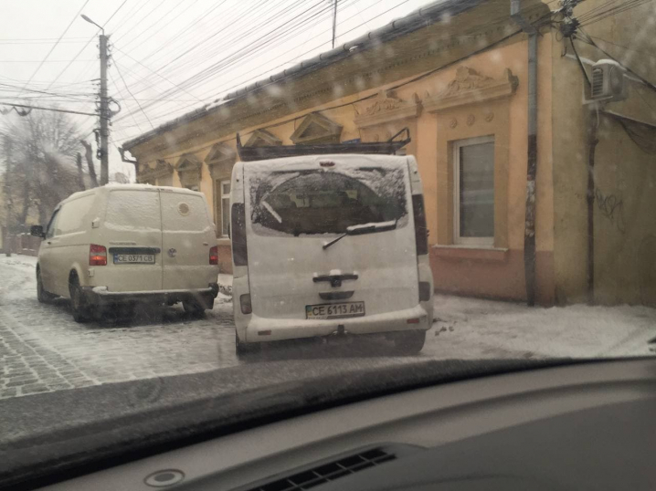 Через слизькі дороги в Чернівцях трапилось декілька ДТП