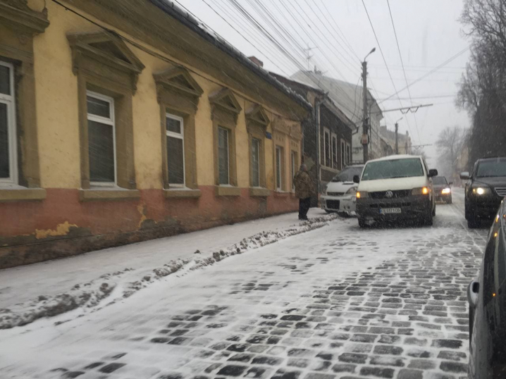 Через слизькі дороги в Чернівцях трапилось декілька ДТП