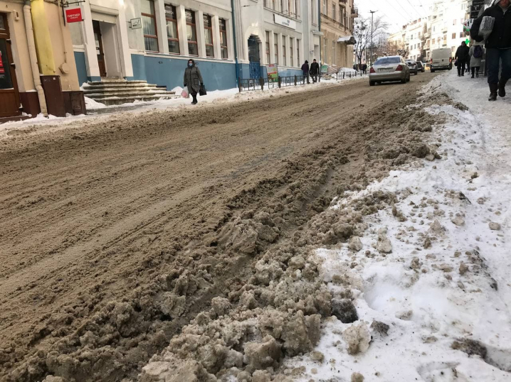 Центр Чернівців перетворився на ковзанку, а дороги вкрила «каша» зі снігу (ФОТО)