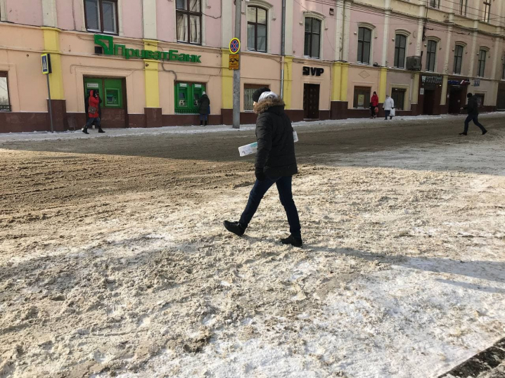 Центр Чернівців перетворився на ковзанку, а дороги вкрила «каша» зі снігу (ФОТО)